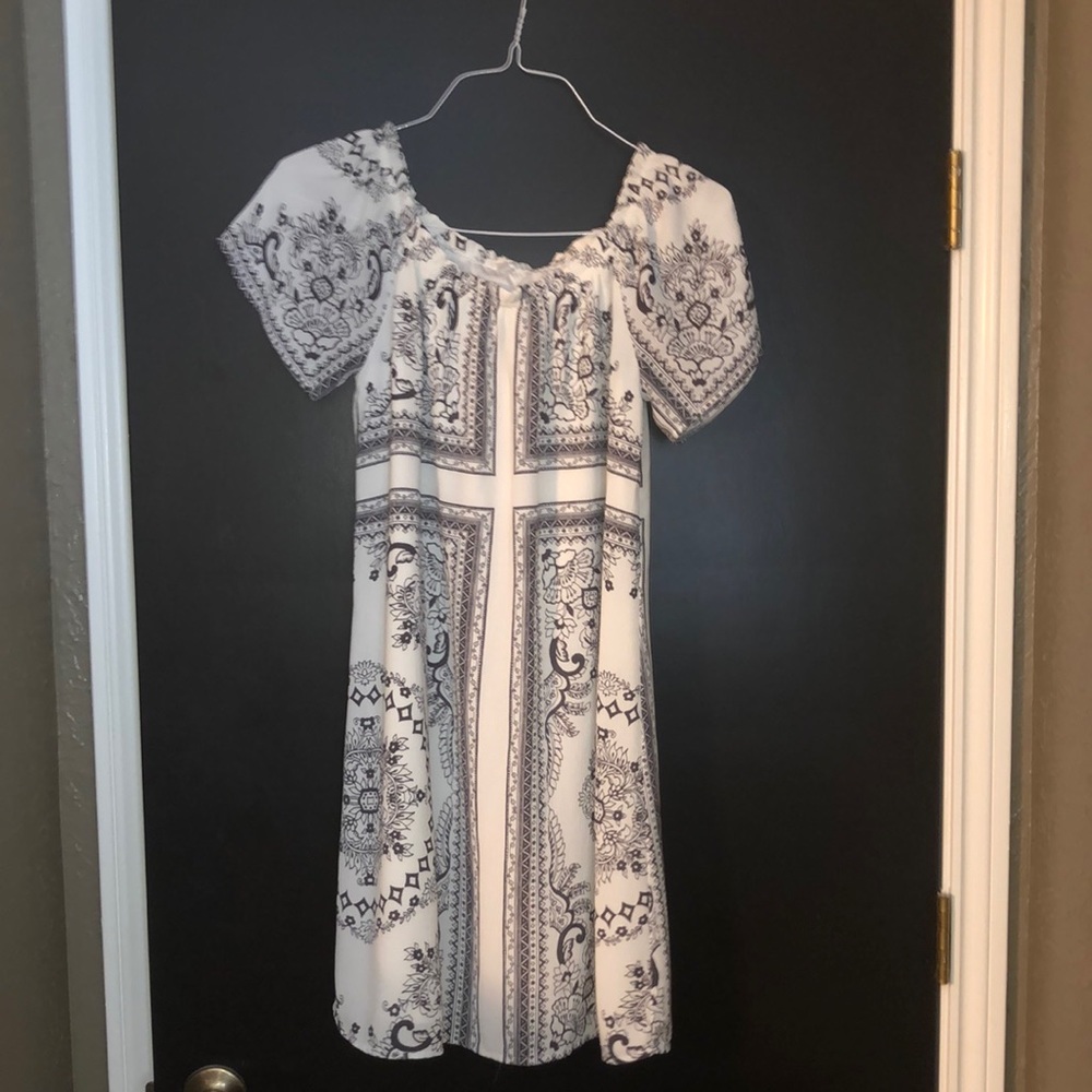 🌼 4 for $15 🌼 
Excellent condition. Maurices brand dress size xs.
